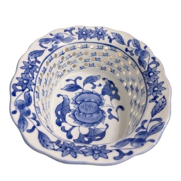 Chinoiserie Porcelain Pierced
Oval Bowl Blue and White
Blueberry Fruit Design - Picture 4 of 9